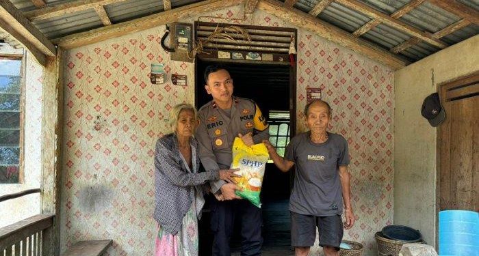 Kepedulian Sosial Polsek Nanga Mahap: Bantuan Beras untuk Lansia di Landau Kumpai