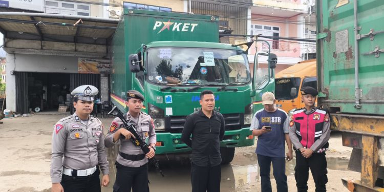 Polres Sambas Perketat Pengawalan Logistik Pilkada dari Pontianak Ke Kabupaten Sambas.
