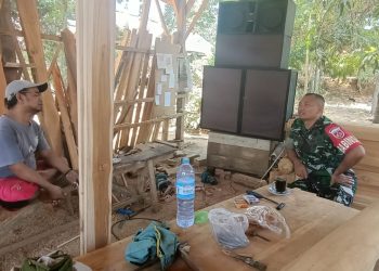 Kisah Inspiratif: Babinsa dan Bhabinkamtibmas Kalbar Berikan Semangat Baru untuk Pengrajin Mebel Desa Binaan