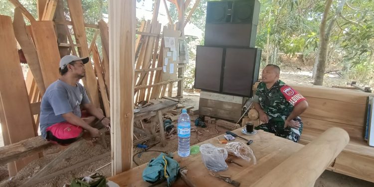 Kisah Inspiratif: Babinsa dan Bhabinkamtibmas Kalbar Berikan Semangat Baru untuk Pengrajin Mebel Desa Binaan