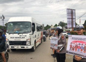 Handbanner Berisi Pesan Pilkada Damai, Polres Sekadau Edukasi Pengguna Jalan Raya