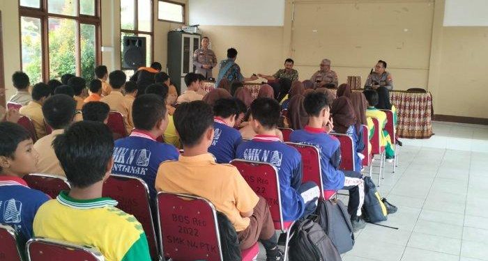 Sat Binmas Polresta Pontianak Sosialisasikan Pilkada Damai kepada Siswa SMK Negeri 4 Pontianak