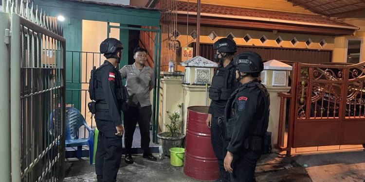 Pastikan Pilkada Berjalan Aman Dan Lancar Brimob Kalbar Terus Laksanakan Patroli