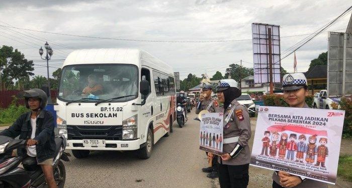 Handbanner Berisi Pesan Pilkada Damai, Polres Sekadau Edukasi Pengguna Jalan Raya