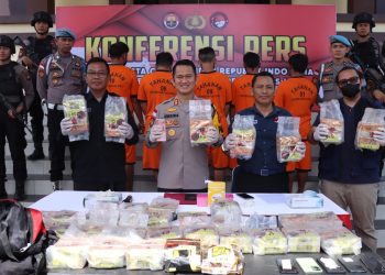 Polres Kapuas Hulu Berhasil Tangkap 5 Pengedar Narkoba di Perbatasan, Gelar Konferensi Pers Ungkap Detail Kasus
