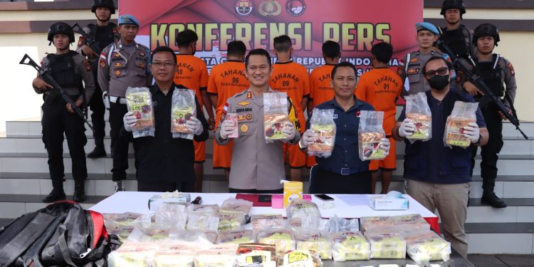 Polres Kapuas Hulu Berhasil Tangkap 5 Pengedar Narkoba di Perbatasan, Gelar Konferensi Pers Ungkap Detail Kasus