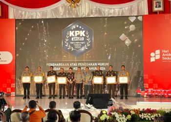 Kapolres Ketapang  meraih penghargaan bergengsi dari Komisi Pemberantasan Korupsi (KPK) pada peringatan Hari Anti Korupsi Sedunia