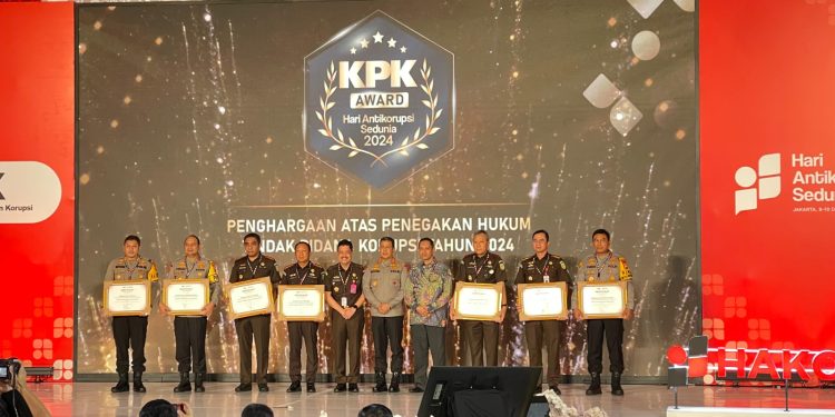 Kapolres Ketapang  meraih penghargaan bergengsi dari Komisi Pemberantasan Korupsi (KPK) pada peringatan Hari Anti Korupsi Sedunia