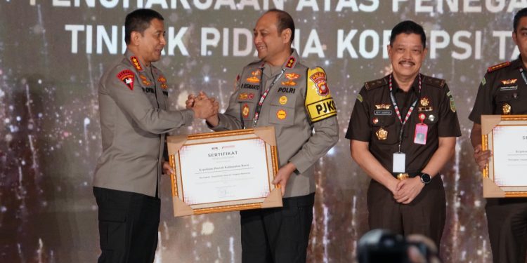 Kapolda Kalbar dan Kapolres Ketapang Raih Penghargaan Terbaik Pertama Atas Penegakan Hukum Tindak Pidana Korupsi Oleh Kepolisian RI Pada  Puncak Peringatan Hakordia Tahun 2024 Di Gedung KPK RI