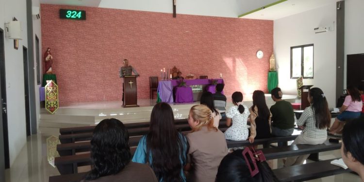 Minggu Kasih: IPTU Koderi Sampaikan Pesan Kamtibmas di Gereja Santa Gema Galgali