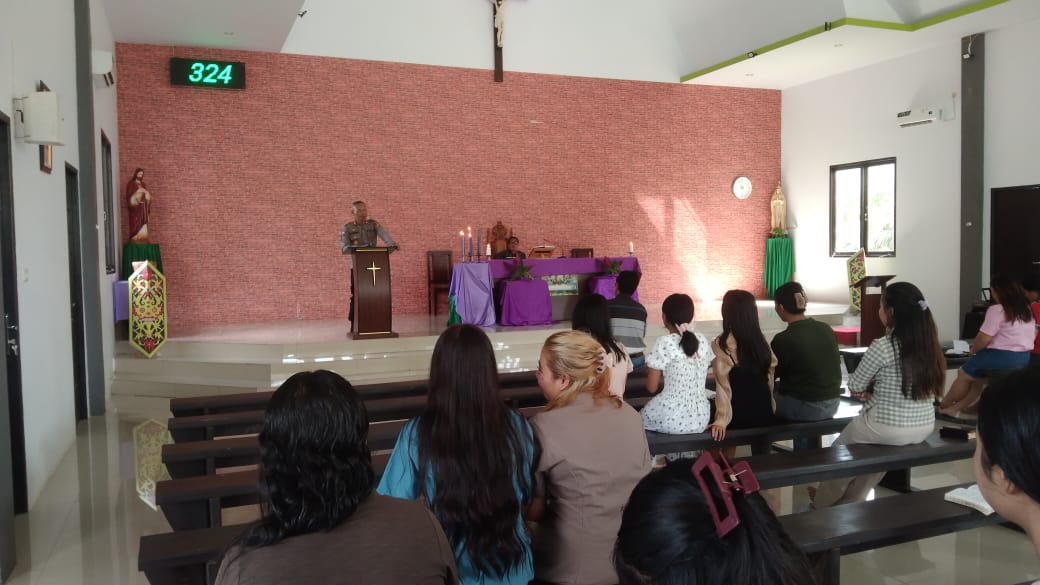 Minggu Kasih: IPTU Koderi Sampaikan Pesan Kamtibmas di Gereja Santa Gema Galgali