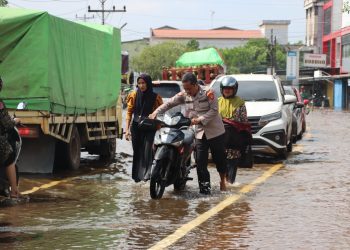 Banjir Pasang : Puluhan Kendaraan Warga Mogok, Polres Ketapang Sigap Berikan Bantuan