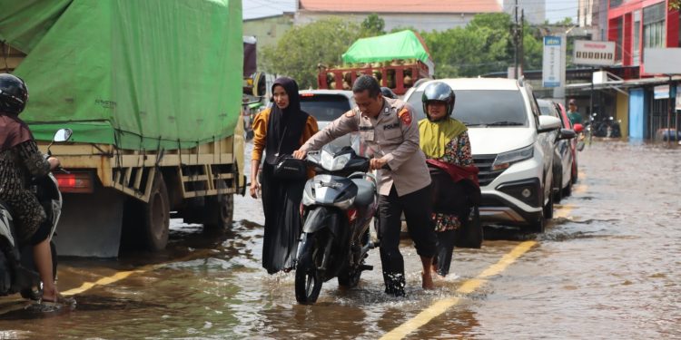 Banjir Pasang : Puluhan Kendaraan Warga Mogok, Polres Ketapang Sigap Berikan Bantuan