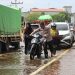 Banjir Pasang : Puluhan Kendaraan Warga Mogok, Polres Ketapang Sigap Berikan Bantuan