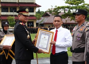 Kapolda Kalbar berikan Piagam Penghargaan kepada enam Personel Polres Kapuas Hulu yang berprestasi