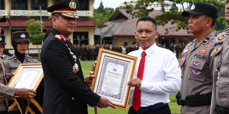 Kapolda Kalbar berikan Piagam Penghargaan kepada enam Personel Polres Kapuas Hulu yang berprestasi