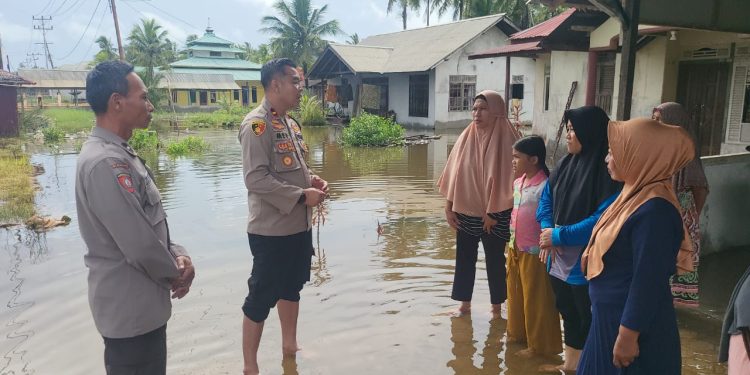 Wilayah Kecamatan Matan Hilir Utara Terdampak Pasang Air Laut, Kapolsek Sampaikan Himbauan Keselamatan Kepada Warga