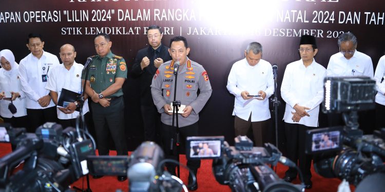 Kapolri: Personel Gabungan Polri-TNI Amankan 61 Ribu Lokasi Ibadah dan Rekreasi Saat Natal-Tahun Baru