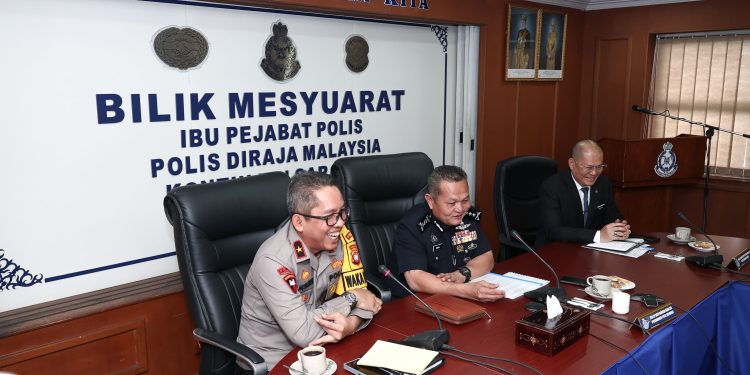 Perkuat Kerjasama Antara Polda Kalbar Dengan PDRM Guna Keamanan Wilayah Perbatasan, Wakapolda Kalbar Beserta Perwakilan Pejabat Polda Kalbar Melakukan Kunjungan Ke IPK Sarawak Polis Diraja Malaysia