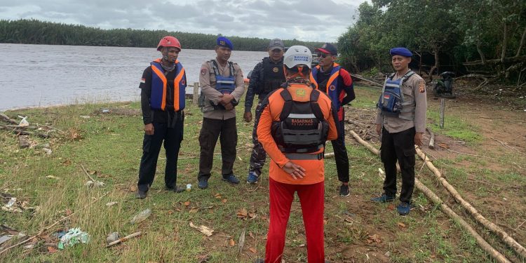 Lakukan Respon Cepat Dan Tepat, Satpolairud Polres Ketapang bersama Tim gabungan berhasil Selamatkan Nelayan Yang Tenggelam Di Perairan Ketapang