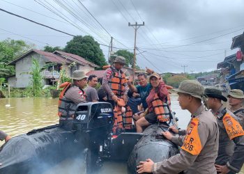 Polda Kalbar Bantu Masyarakat Terdampak Banjir