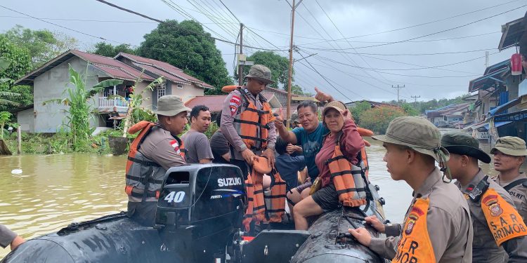 Polda Kalbar Bantu Masyarakat Terdampak Banjir