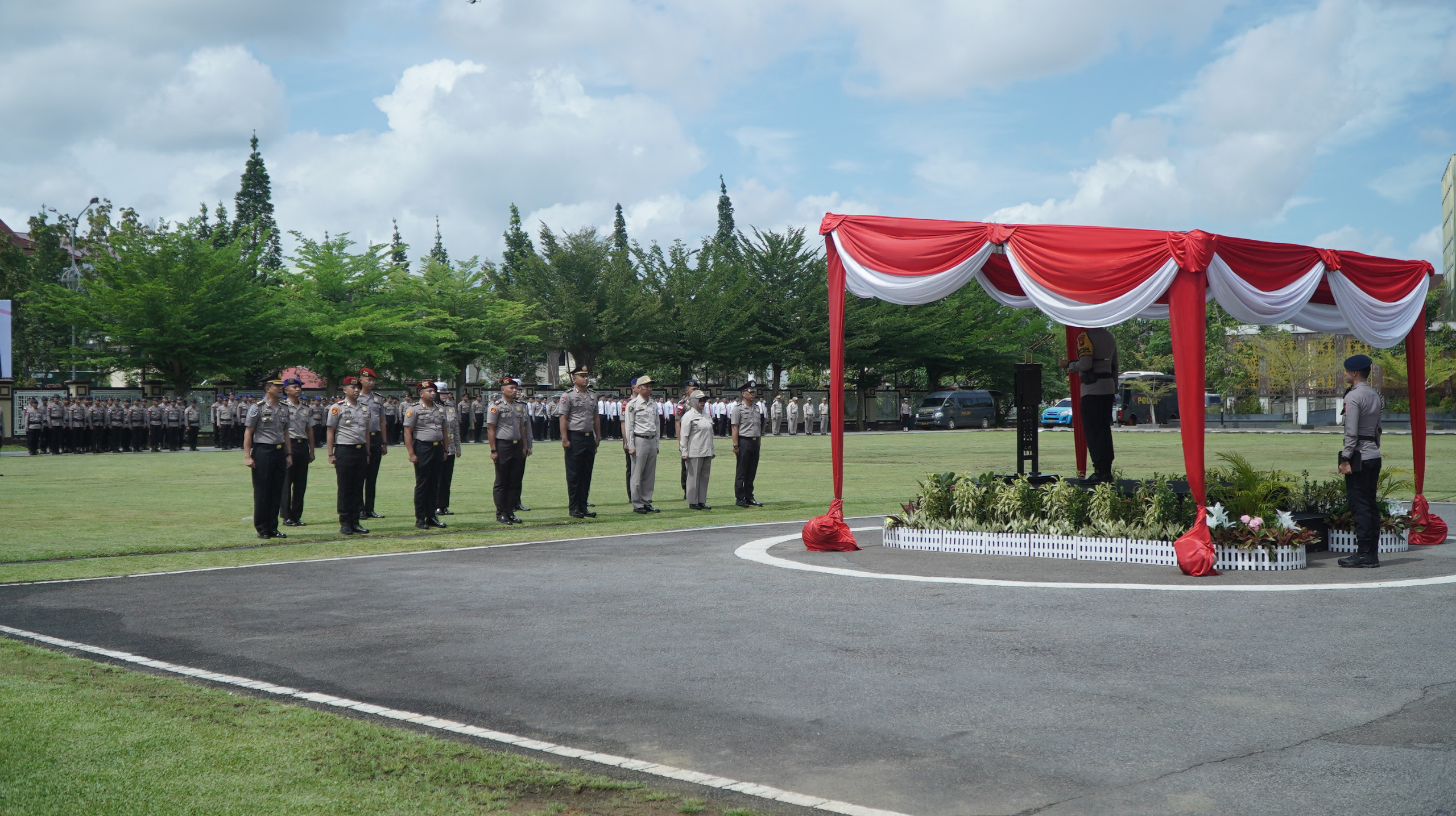 Upacara Kenaikan Pangkat Personel Polri di Lapangan Jananuraga Mapolda Kalbar: Saksi Bisu Pertumbuhan Karier Bhayangkara