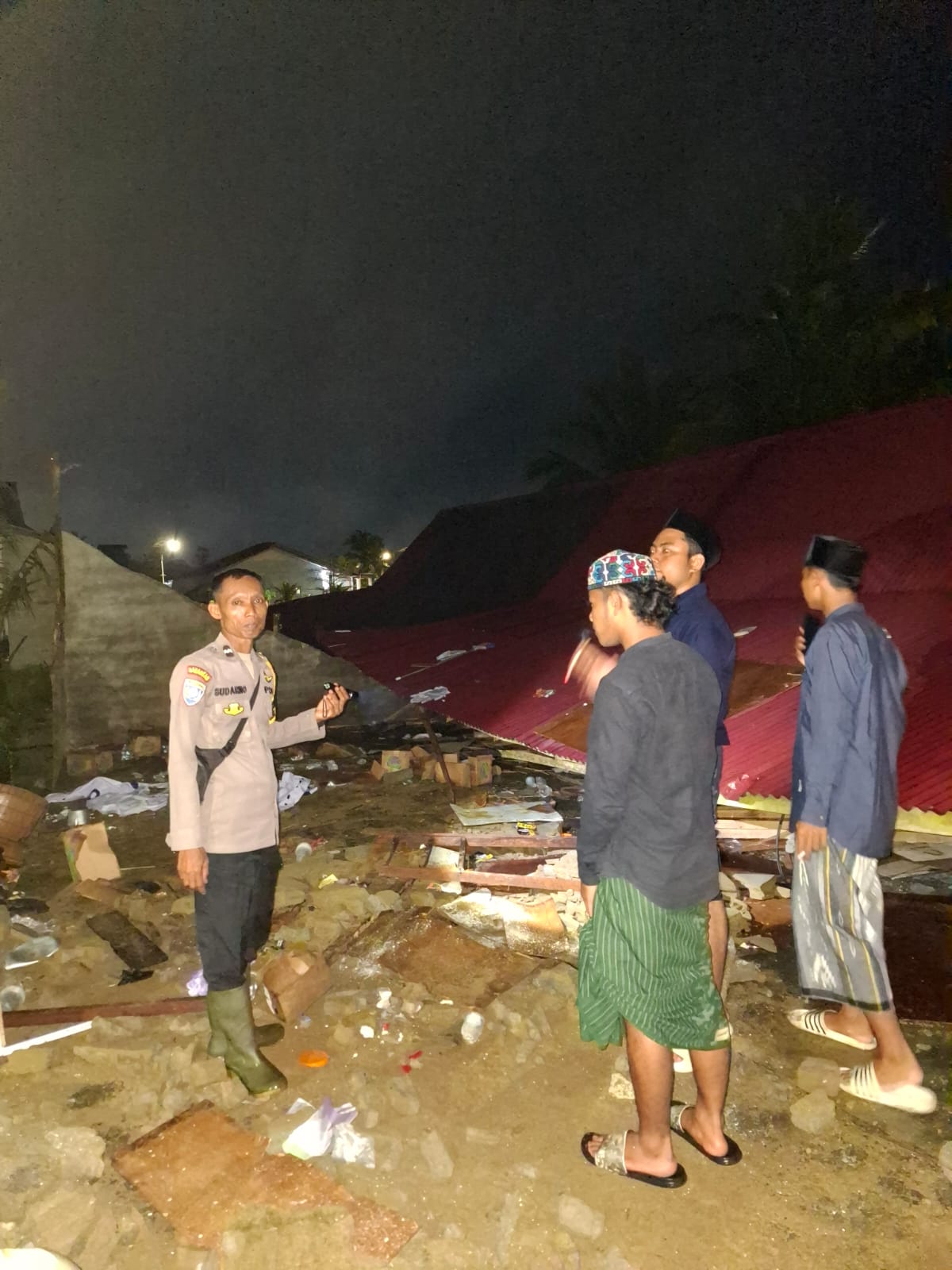 Cuaca Ekstrem Sebabkan Bangunan Ponpes Al-Mansyur Islamic Ambruk