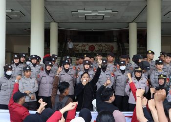 Kabagops Polresta Pontianak Pimpin Pengamanan Aksi Damai BEM SI di Kantor DPRD Prov  Kalbar