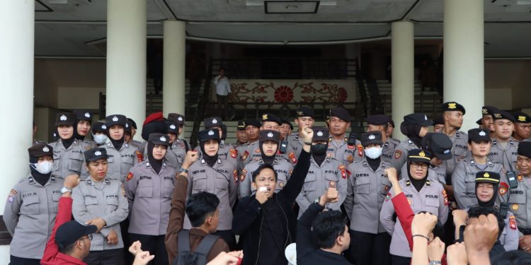 Kabagops Polresta Pontianak Pimpin Pengamanan Aksi Damai BEM SI di Kantor DPRD Prov  Kalbar