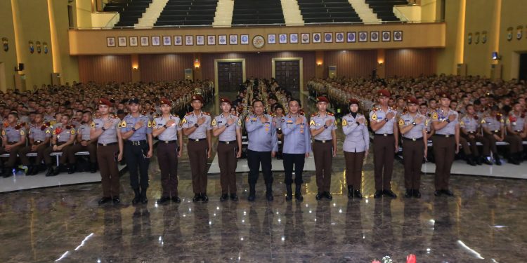 Kadivhumas Berikan Pin Brivet Kepada 10 Taruna Akpol Dengan Nilai Sertifikasi Kehumasan Terbaik