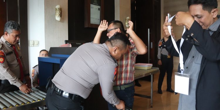 Satgas Operasi Mantap Praja Kapuas 2024 Polda Kalbar Laksanakan Pengamanan Rapat Pleno Terbuka Penetapan Paslon Gubernur dan Wakil Gubernur Terpilih Provinsi Kalbar