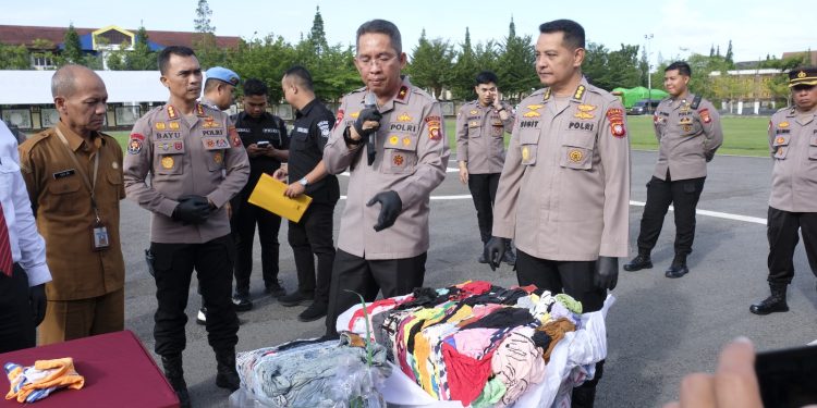 Polda Kalbar Amankan Empat Kontainer Terkait Importasi Pakaian Bekas tanpa ijin Senilai 7,3 Milyar, Satu Tersangka Berhasil Ditangkap.