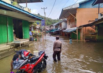 Polsek Sokan Lakukan Patroli dan Himbauan di Daerah Rawan Banjir Desa Muara Tanjung