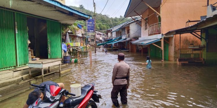 Polsek Sokan Lakukan Patroli dan Himbauan di Daerah Rawan Banjir Desa Muara Tanjung
