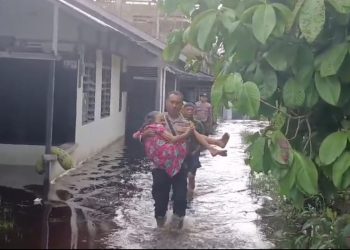 Bhabinkamtibmas Evakuasi Nenek Lumpuh Korban Banjir di Singkawang Tengah