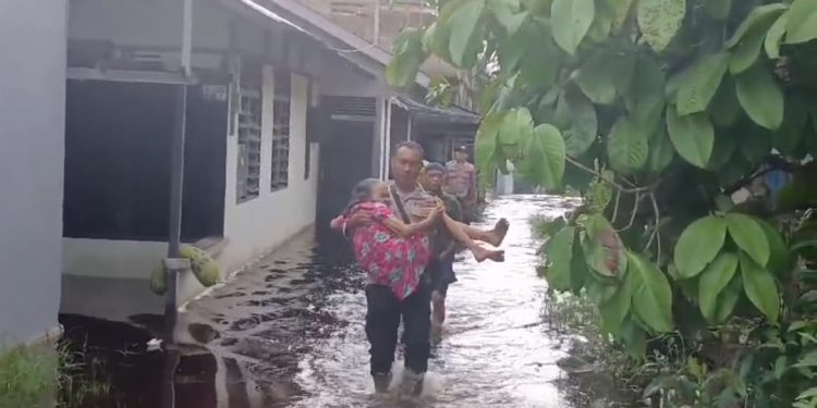 Bhabinkamtibmas Evakuasi Nenek Lumpuh Korban Banjir di Singkawang Tengah