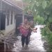 Bhabinkamtibmas Evakuasi Nenek Lumpuh Korban Banjir di Singkawang Tengah