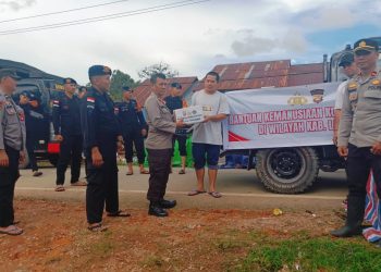 Pasca Banjir Polsek Menyuke Distribusikan Bantuan Sembako Dari Posko Penerimaan Bantuan Bencana Banjir Polres Landak