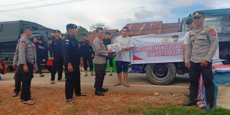 Pasca Banjir Polsek Menyuke Distribusikan Bantuan Sembako Dari Posko Penerimaan Bantuan Bencana Banjir Polres Landak