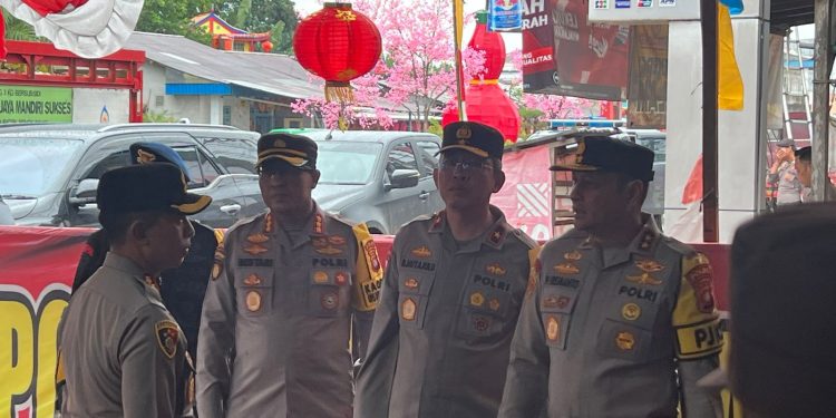 Pastikan Situasi Aman, Kapolda Kalbar Pantau Langsung Pos Pengamanan Imlek di Singkawang.