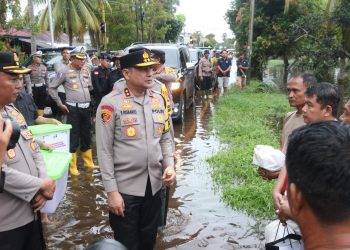 Sigap Kunjungi Daerah Banjir di Mempawah : Kapolda Kalbar Bersama Tim Salurkan Bantuan kepada Warga Terdampak Bencana