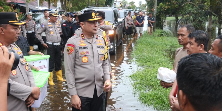 Sigap Kunjungi Daerah Banjir di Mempawah : Kapolda Kalbar Bersama Tim Salurkan Bantuan kepada Warga Terdampak Bencana