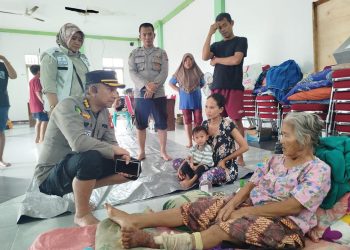 Berikan Pelayanan Bagi Warga Terdampak Banjir Mempawah, Polda  Kalbar Kerahkan Tim Kesehatan.