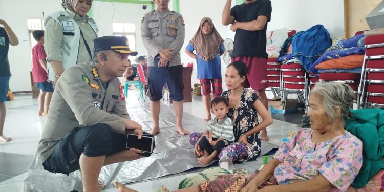 Berikan Pelayanan Bagi Warga Terdampak Banjir Mempawah, Polda  Kalbar Kerahkan Tim Kesehatan.