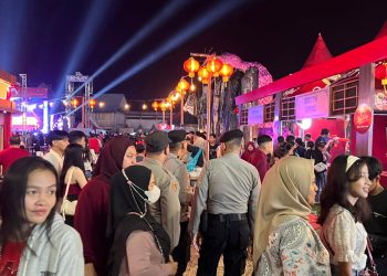 Personil Polres Singkawang Lakukan Pengamanan Pentas Seni Budaya dan Expo UMKM Imlek 2576