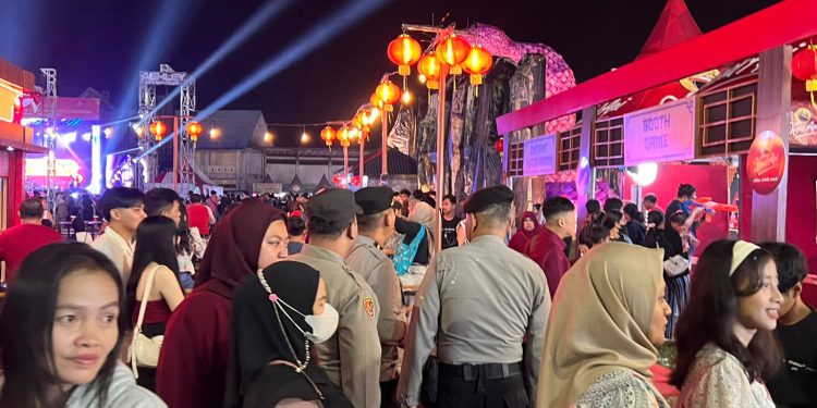 Personil Polres Singkawang Lakukan Pengamanan Pentas Seni Budaya dan Expo UMKM Imlek 2576