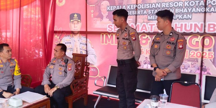 Kunjungi Pos Pengamanan Imlek 2576, Ini Pesan Kabidhumas Polda Kalbar.