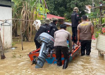 Polsek Beduai Bersama Sat Brimob Kompi Sanggau Evakuasi Warga Patah Tulang di Tengah Banjir