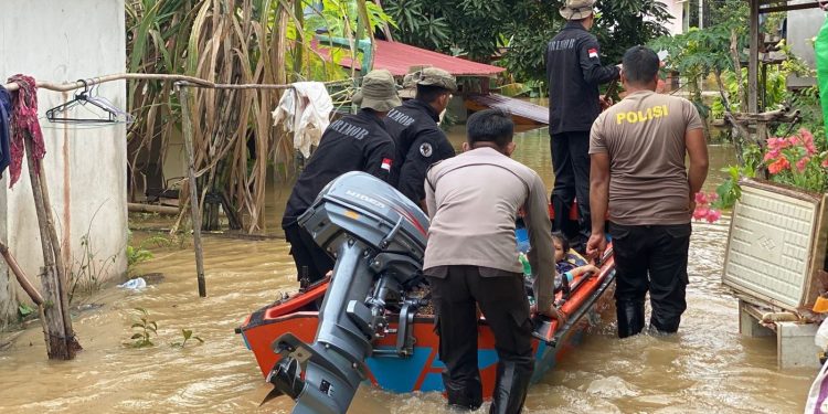 Polsek Beduai Bersama Sat Brimob Kompi Sanggau Evakuasi Warga Patah Tulang di Tengah Banjir